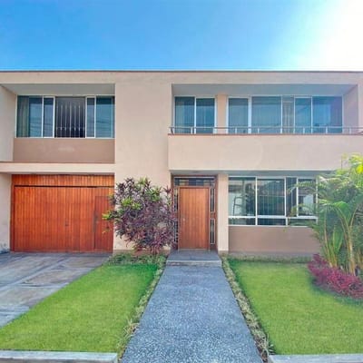 Encantadora casa de  pisos y cerca al Centro Comercial de Chacarilla