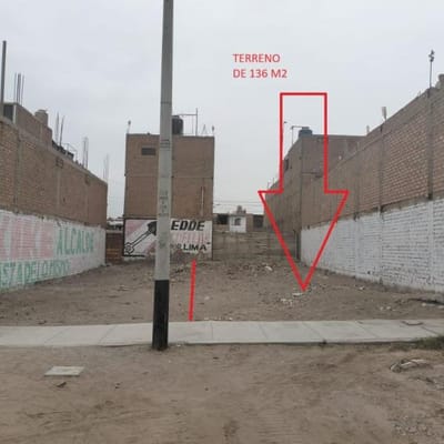 CASA  m DE TERRENO mts DE FRENTE ANCHO FRENTE AL PARQUE CASTILLA LINCE