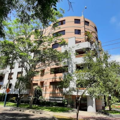 En venta Duplex m remodelado vista exterior zona residencial de San Isidro