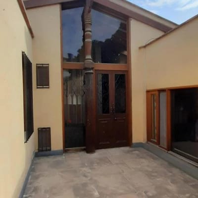 Se vende casa en Esquina m  calle sin circulacin de vehicular Urb El Polo