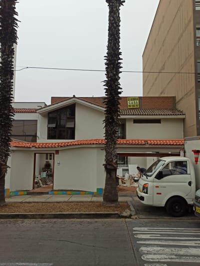 ALQUILER CASA  PARA OFICINA EN SAN BORJA FRENTE A PARQUE