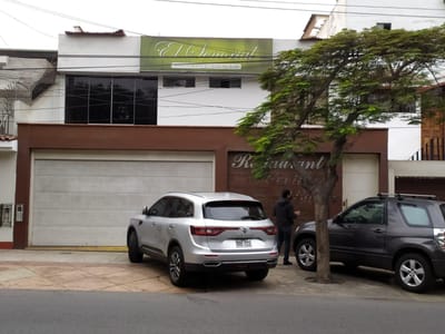 Excelente local en avenida caminos del inca