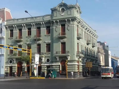 LOCAL EN CRUCE DE COLON Y JR WASHINGTON