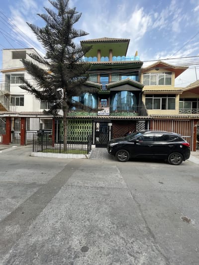 HERMOSA CASA DE 4 PISOS CON GIMNASIO, JACUZZI Y MÁS A LA VENTA EN LOS OLIVOS