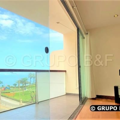 Terraza y vista al mar en Malecn Cisneros dorms coch Full equipado Lindo