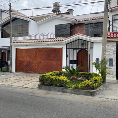 Urb Las Vias casa en buen estado  pisos excelente ubicacin