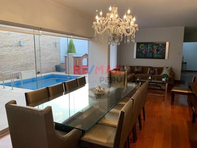 Bella casa de 5 dorm. Con piscina. Conjunto cerrado
