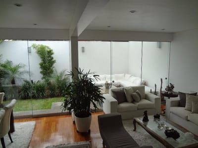 Moderna y linda casa en condominio Batallones.