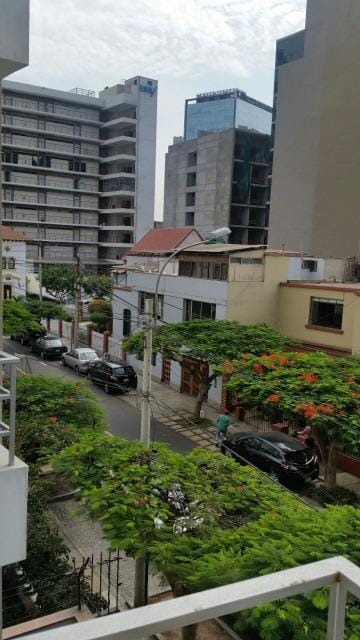 LINDO DEPARTAMENTO VISTA A LA CALLE, EXCELENTE UBICACIÓN