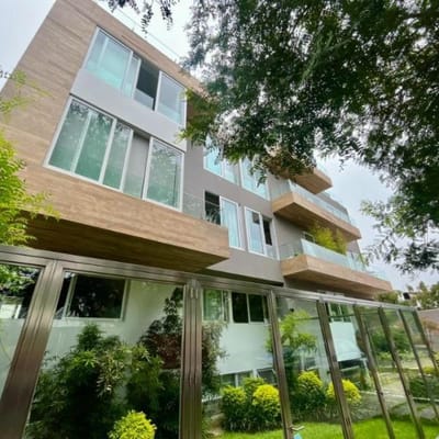 ALQUILO DPTO DE ESTRENO CON VISTA Y SALIDA A PARQUE PRIVADO