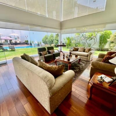 VENDO MODERNA CASA CON TERRAZ JARDIN Y PISCINA