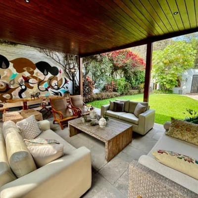 VENDO HERMOSA CASA FRENTE A PARQUE CON JARDIN TERRAZA Y BBQ