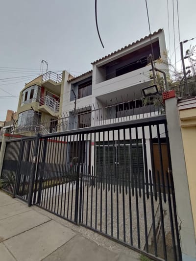 SE VENDE AMPLIO DUPLEX TIPO CASA  CON JARDIN