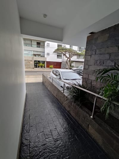 SE ALQUILA O VENDE LINDO DUPLEX MIRAFLORES  LAS DALIAS LINEA BLANCA