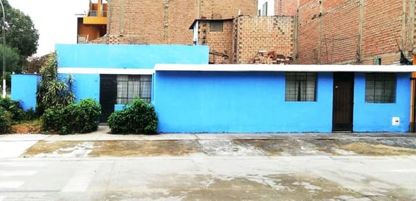 CASA FRENTE A PARQUE EN LOS OLIVOS