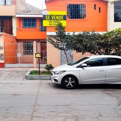 CASA DE 2 PISOS FRENTE A PARQUE EN OFERTA EN LOS OLIVOS!!