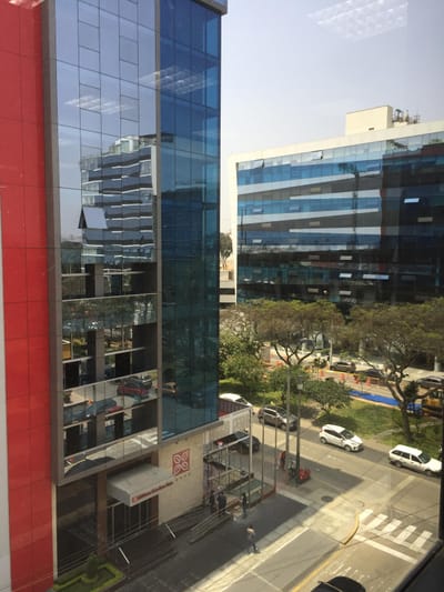 ALQUILER: IMPECABLE OFICINA AMOBLADA EN EDIFICIO EMPRESARIAL DE CHACARILLA