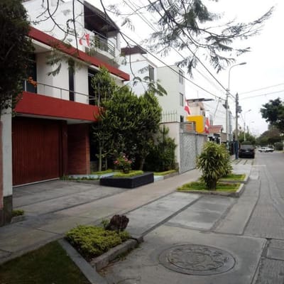 Vendo Casa Frente a Parque Surco