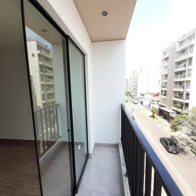 MODERNO EDIFICIO DE ENTREGA INMEDIATA CON BALCON VISTA A LA CALLE