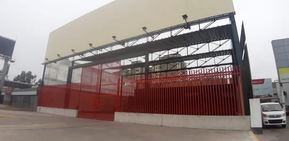 ALQUILO LOCAL EN EXCELENTE UBICACION, A 1/2 CUADRA DE AV EL DERBY, SURCO 1300 MT