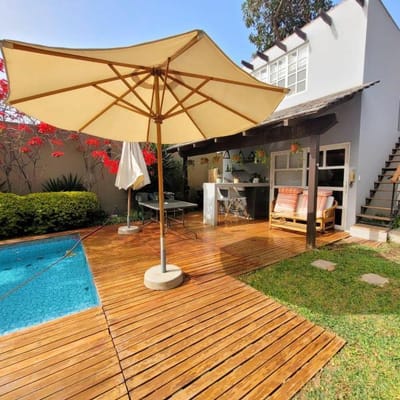 EN VENTA HERMOSA CASA DE  M  LA PLANICIE  DORMITORIOS JARDIN Y PISCINA