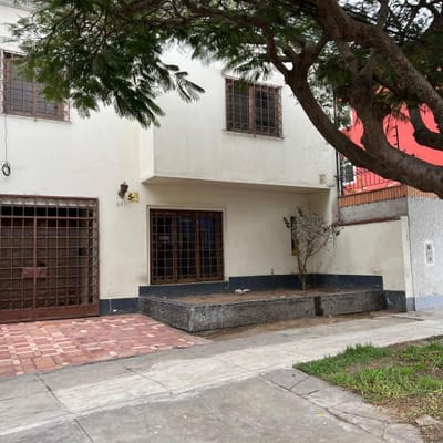 CASA 161 METROS EN MIRAFLORES COMO TERRENO X 306 MIL DOLARES