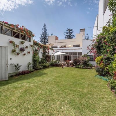 HERMOSA CASA frente a Parque en la Aurora  MIRAFLORES