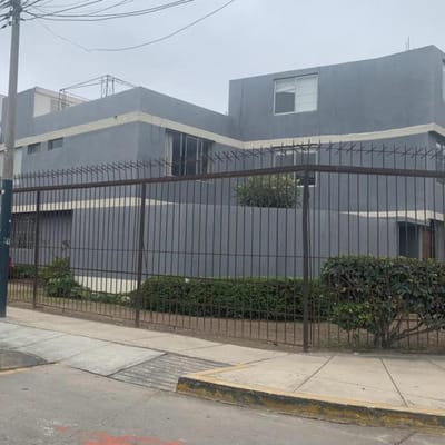 Venta de Casa a Precio Terreno en Esquina y Vista Al Parque