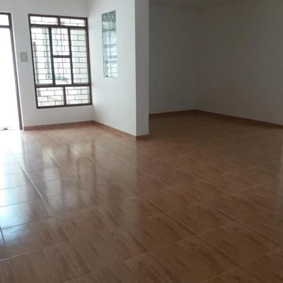 ALQUILO O VENDO LINDA CASA COMERCIAL AL COSTADO DE METRO DE ARAMBURU