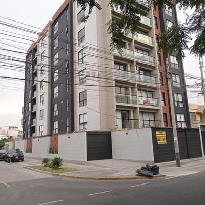 VENDO DEPARTAMENTO PRIMER PISO DE ESTRENO CERCA BCP AV BENAVIDES  SURCO