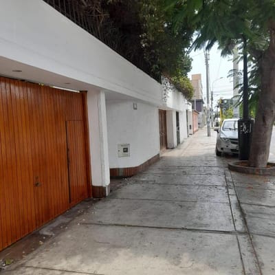 Chorrillos  casa m  pisos frente a la estacin  del metropolitano
