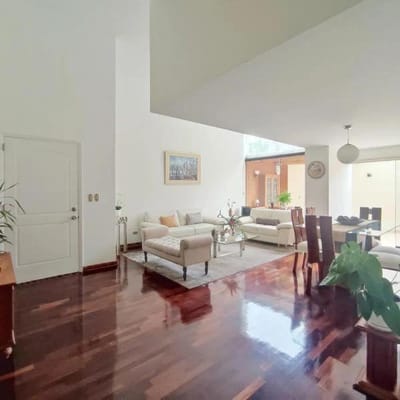 Se vende exclusivo departamento en primer piso con terraza y 2 cocheras