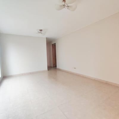 Se vende lindo y amplio departamento con cochera en tercer piso