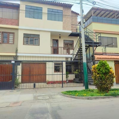 En venta linda casa + 2 cocheras + 1 departamento incorporado