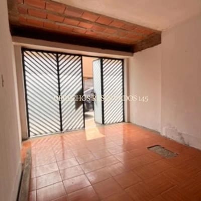 Casa como terreno ATm en Urb San Roque   pisos