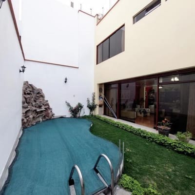 Casa excelente estado en zona cerrada - La Molina