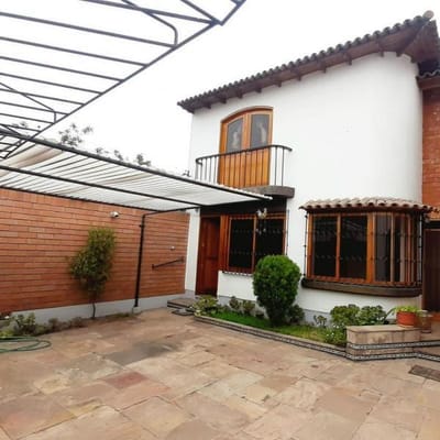 Excelente Casa bifamiliar en zona LA AURORA.
