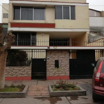 VENDO CASA FTE PARQUE SALAMANCA- 3 PLANTAS - 4d, cochera- Con dpto independiente