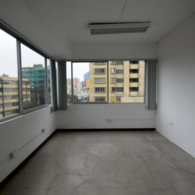 Alquilo oficina semi implementada de 46m² a pasos del Parque Kennedy, Miraflores