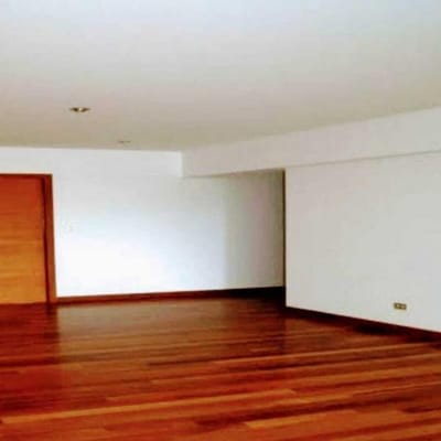 Alquilo amplio departamento cerca al golf de 150m², San Isidro.