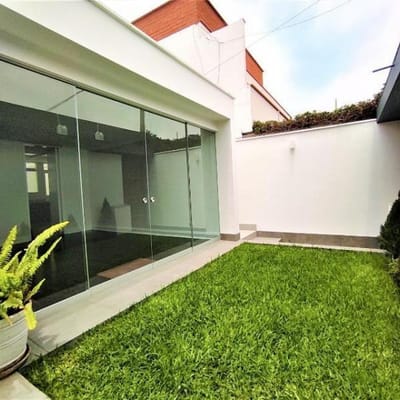 CASA CON TERRAZA Y JARDIN CERCA A PARQUE EN CORPAC