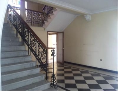 CASA COMO TERRENO O POR REMODELAR CON 03 FRENTES
