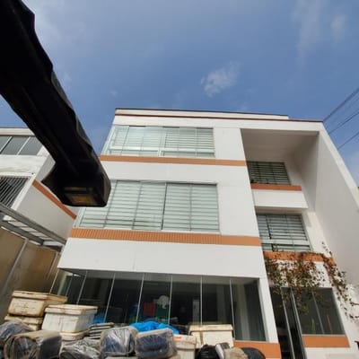 ESTUPENDA CASA PARA OFICNAS  DE 4 PISOS EN ALQUILER Y VENTA 763 M2