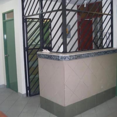 HOTEL EN PLENA AV. ALFREDO MENDIOLA CERCA A PLAZA NORTE.