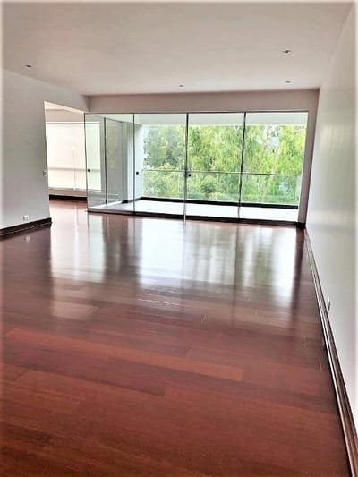 HERMOSO DEPARTAMENTO CON FONDO A PARQUE MIRAFLORES LÍMITE SAN ISIDRO