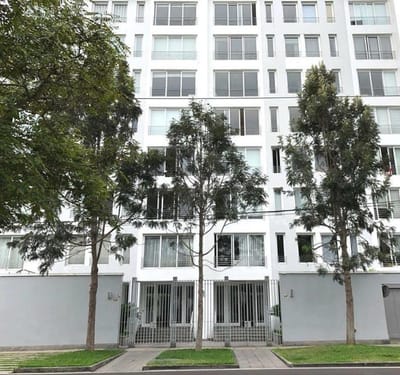 MODERNO DEPARTAMENTO CON  VISTA AL BOULEVARD ROOSEVELT,  ARQUITECTO MARIO LARA.