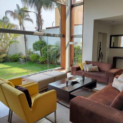 VENTA DE MODERNA CASA EN ZONA EXCLUSIVA – LA MOLINA