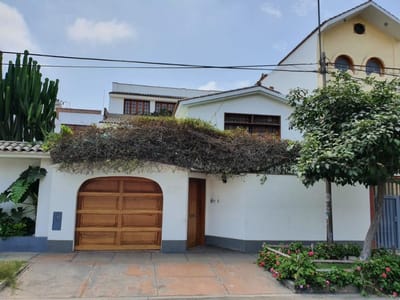 VENTA DE CASA CONSERVADA EN LA MOLINA.