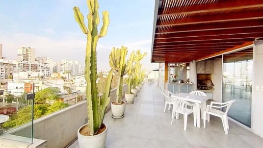 Moderno Penthouse con Terraza, Gimnasio, Piscina y Área de Parrilla