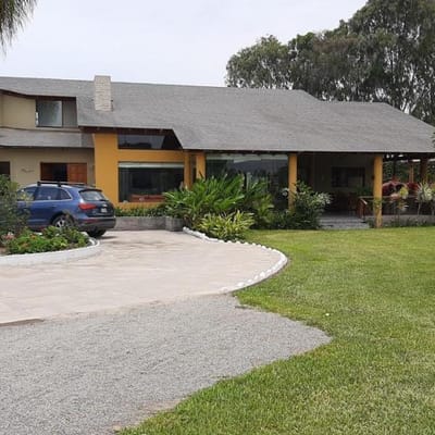 Vendo terreno con casa de campo y jardin.